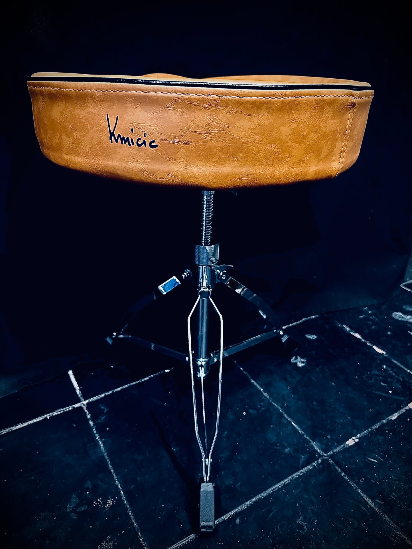 Kmicic Drum Throne